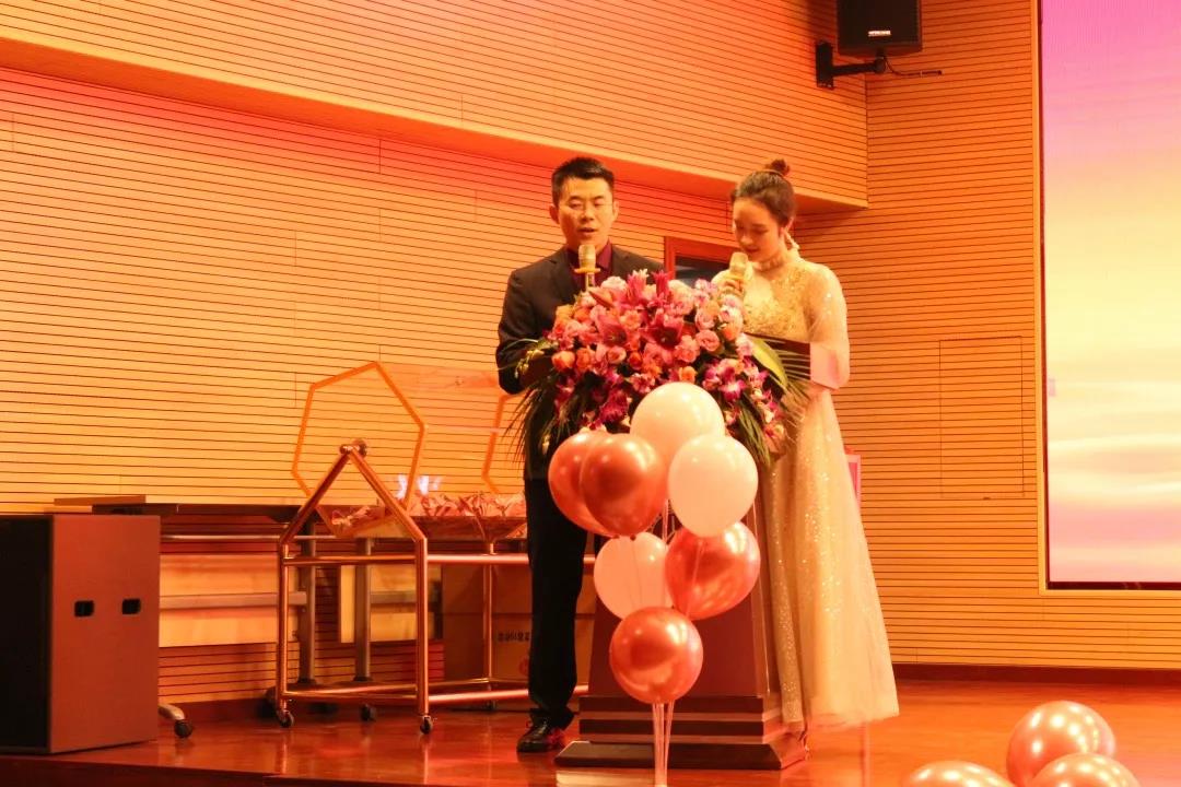 恒峰g22年会主持人
